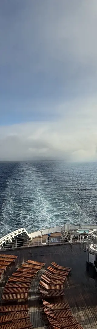 Blick vom Oberdeck der Queen Mary 2